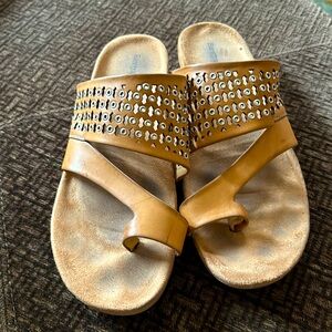 Baretraps Women’s tan sandals size 9 1/2